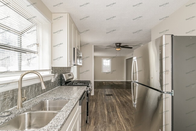 Building Photo - 1023 St Denis St