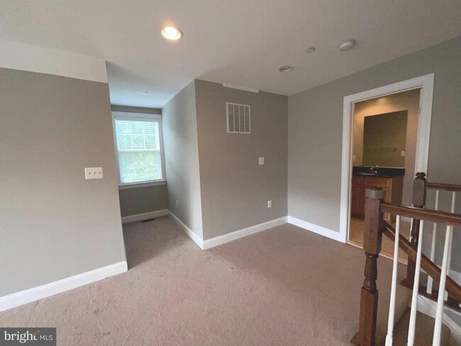 Building Photo - 3911 Chain Bridge Rd