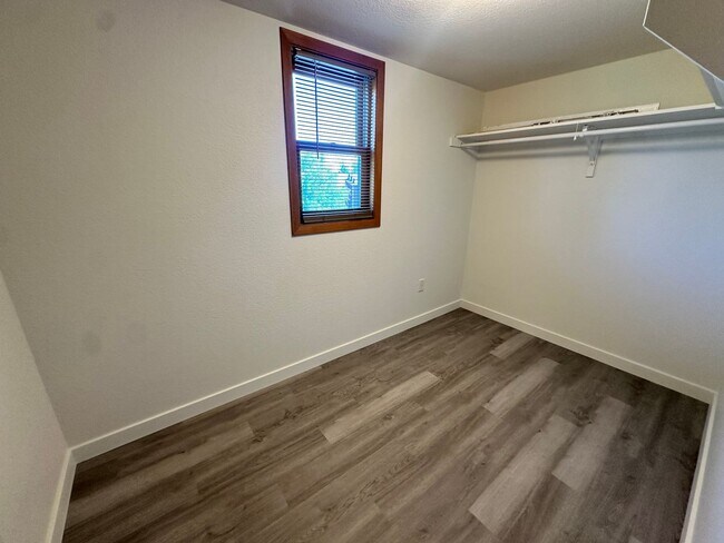 Building Photo - Stylish 3rd Level, Private 2 bedroom Apartment With LVP Flooring, Decks, Gas Fireplace & In-Unit ...