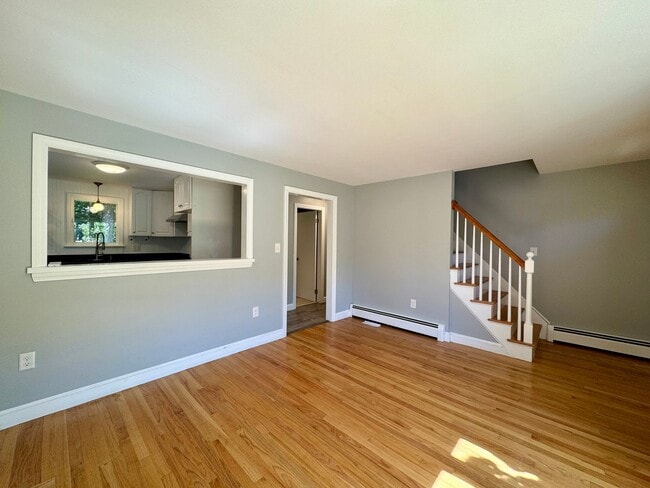 Building Photo - $3,395 Spacious 4BD/2BA Home w/Fenced Back...