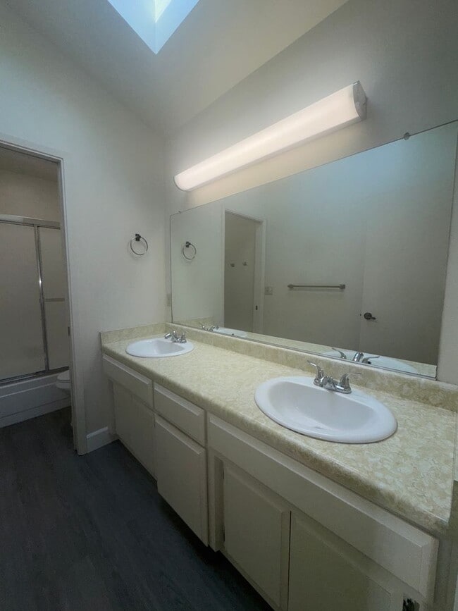 Building Photo - City Charm Awaits