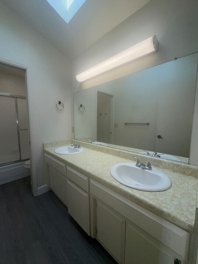 Building Photo - Cute 2 Bedroom