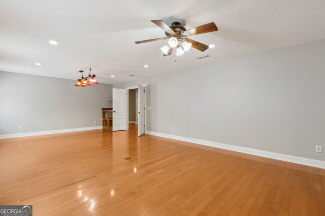 Building Photo - 185 Sunset Dr