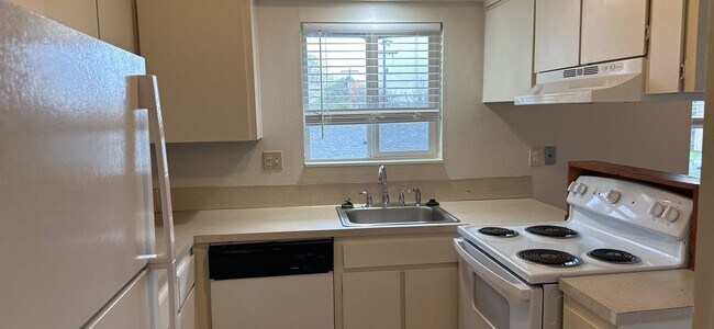 Building Photo - (905) Draper Arms Apartments - 2 Bedroom / 1 Bath