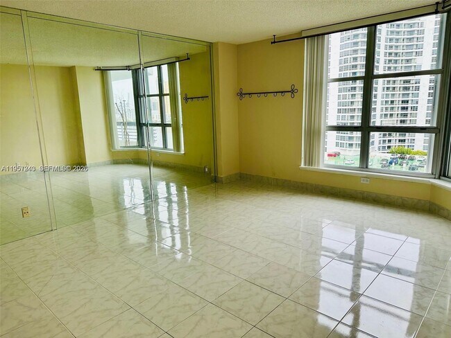 Building Photo - 3600 Mystic Pointe Dr