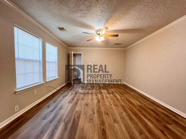 Building Photo - Gorgeous 4 Bed, 2.5 Bath Home in Prime Location!