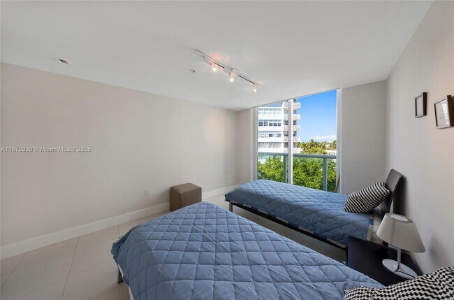 Building Photo - 2000 Bay Dr