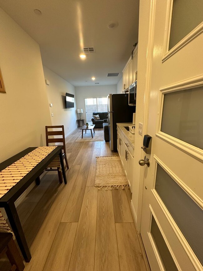 Building Photo - Fully furnished 55+ townhome with attached...