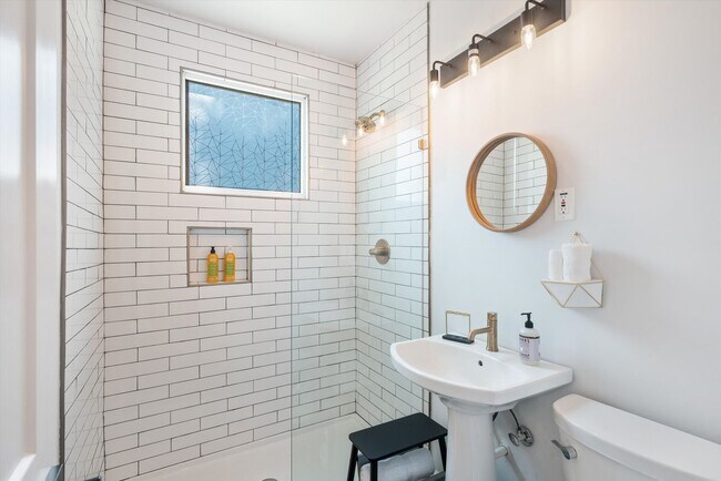 Building Photo - Recently updated and fully furnished Midto...