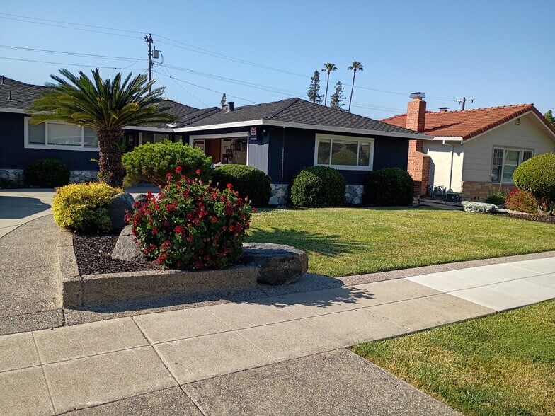 Manicured landscaping - 1519 Altamont Ave