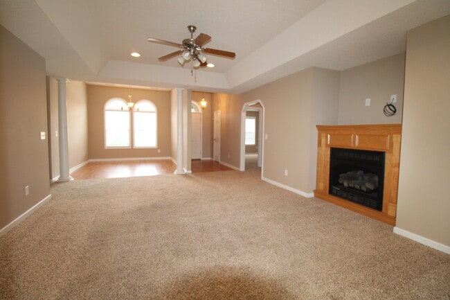 Building Photo - 2105 Hobbit Way