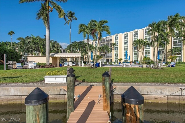 Building Photo - 400 Park Shore Dr