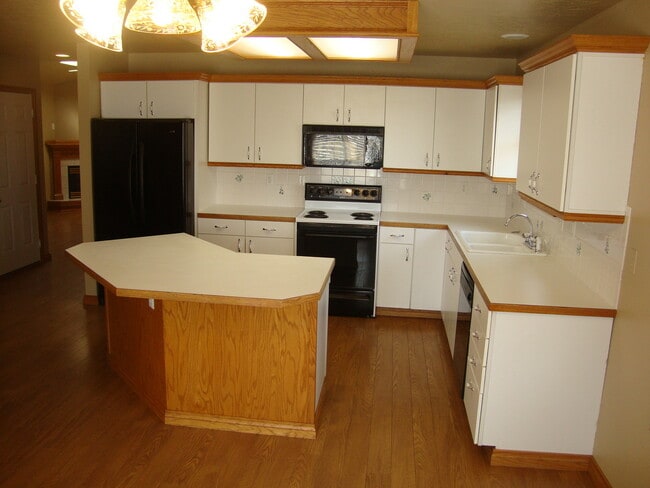 Building Photo - Great 4 bed Duplex