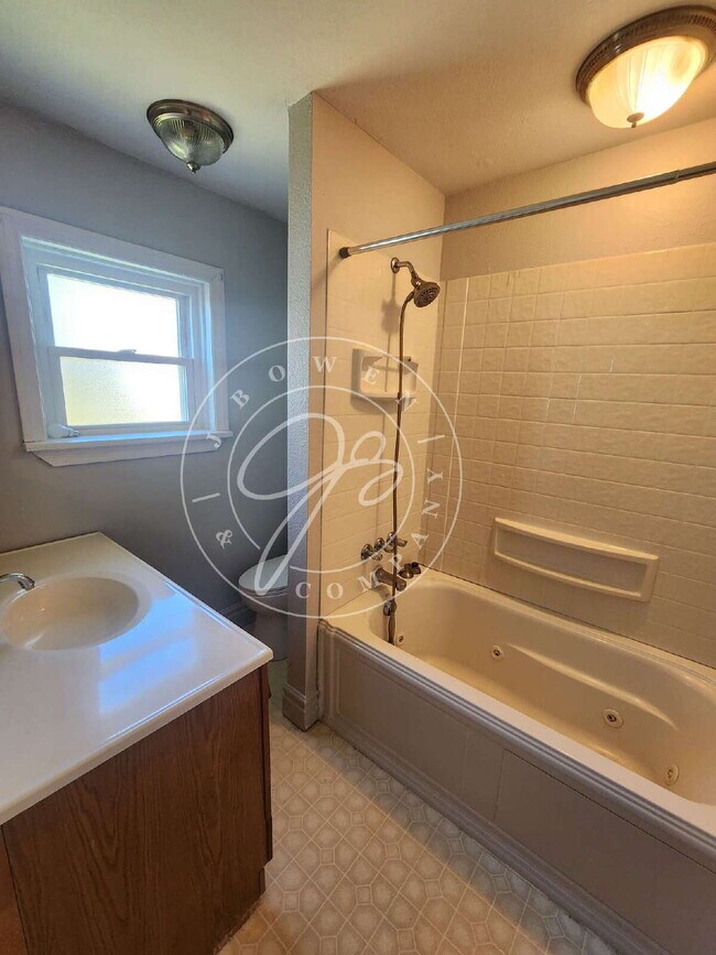 Building Photo - "Charming 2 possible 3-Bedroom Home on Uta...