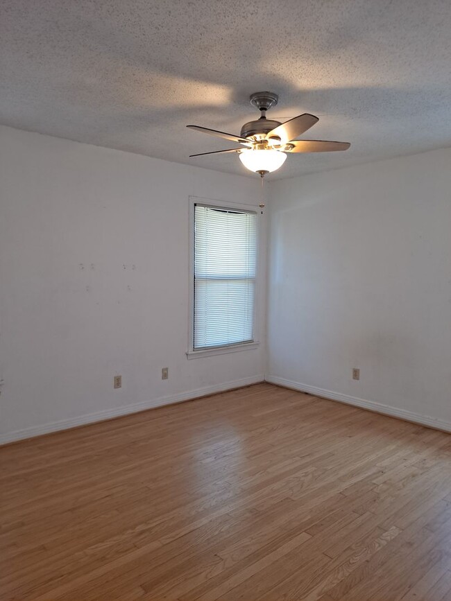 Building Photo - 3 Bedrooms, 1 Bathroom, 2 Car Garage @ Nor...