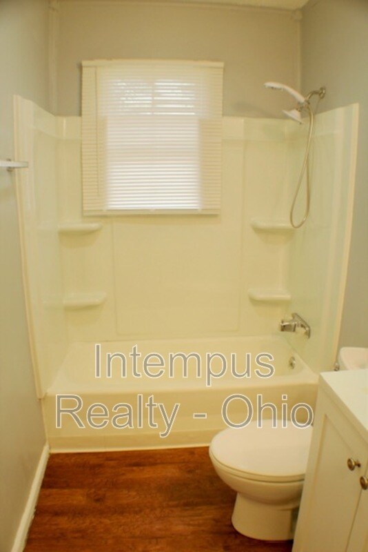 Building Photo - 967 Duxberry Ave