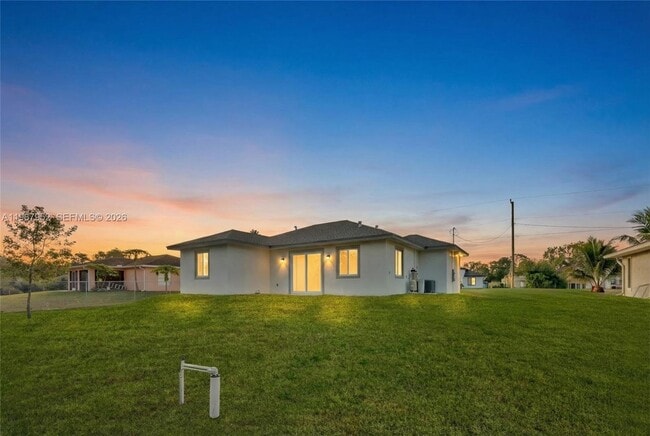 Building Photo - 719 Little Rock St E