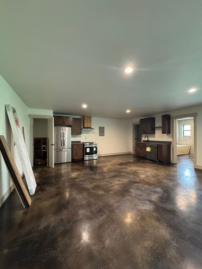 Building Photo - Luxury Rural Home Close to Town for Lease