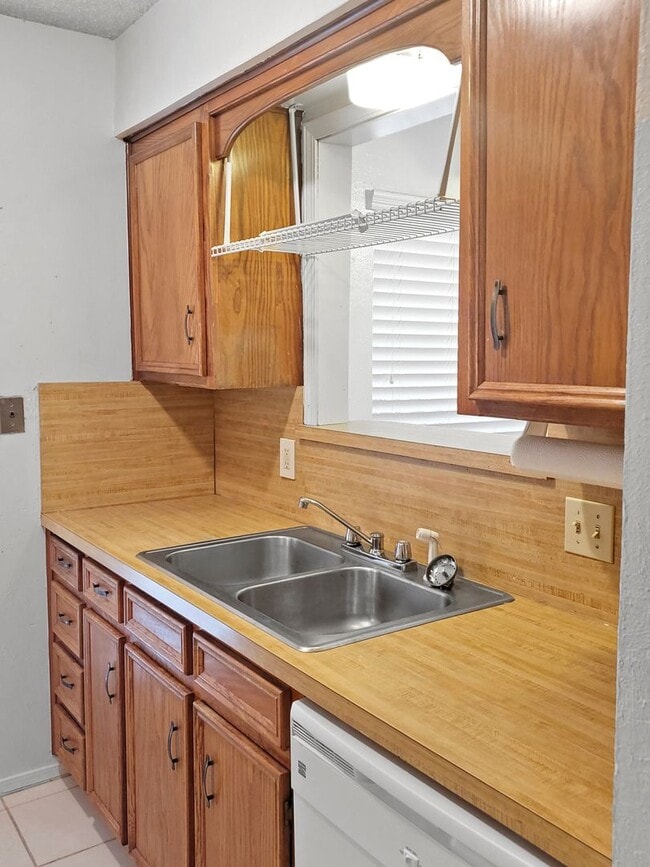 Building Photo - Wonderful Quiet Duplex in the Northern Part of Arlington