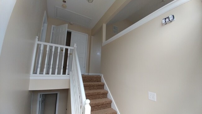 Building Photo - Great In-Law Suite Property - Master on Up...