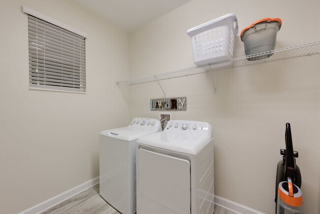 Building Photo - 4821 Kings Castle Cir