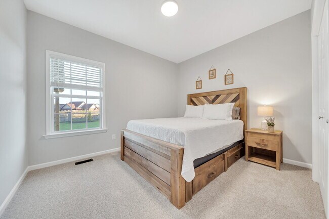 Building Photo - FULLY and Tastefully furnished 3 bedroom h...
