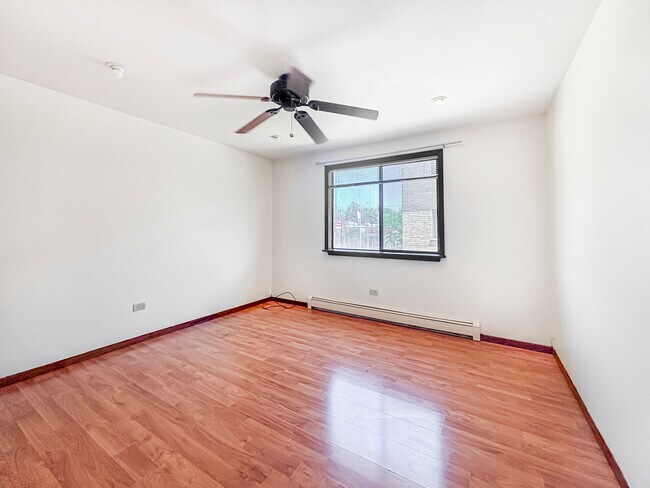 Building Photo - 7214 W Wrightwood Ave