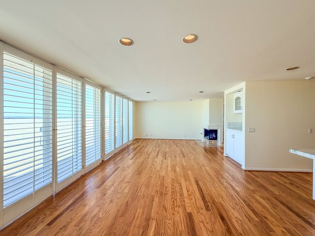 Building Photo - 3637 Ocean Dr