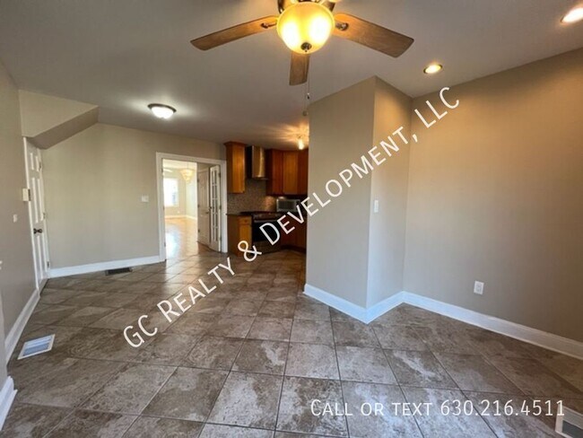 Building Photo - 2840 N Maplewood Ave