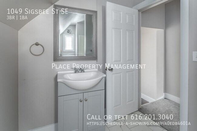 Building Photo - 1049 Sigsbee SE - Gorgeous 3 bedroom house!