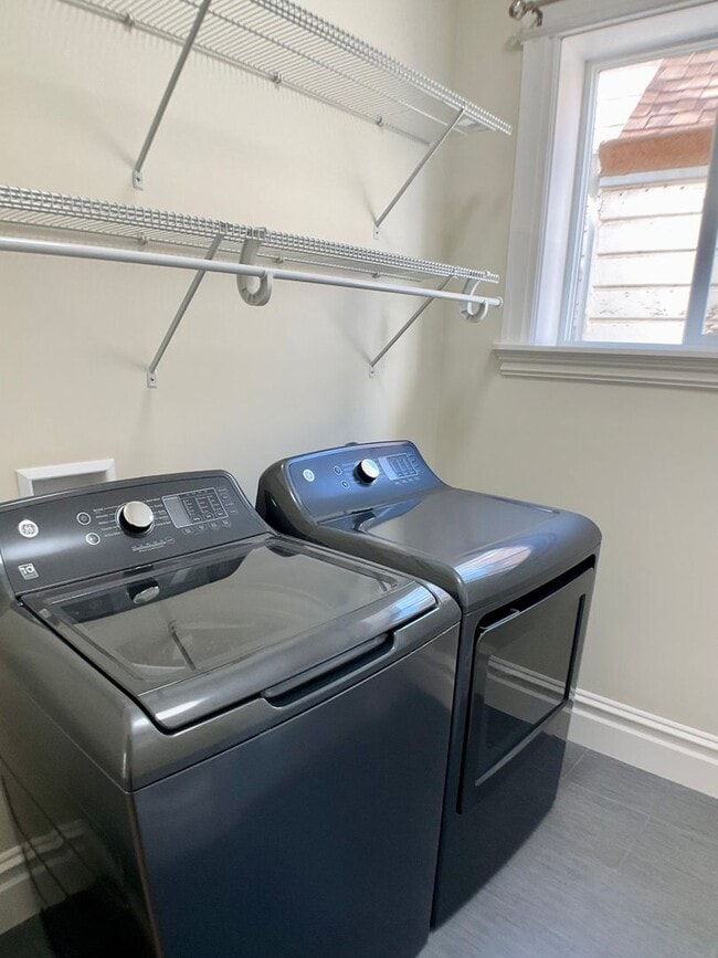 Building Photo - Newly Renovated Full Floor Flat! 4BR/3BA. In Unit Laundry! Dishwasher! Bay Windows!