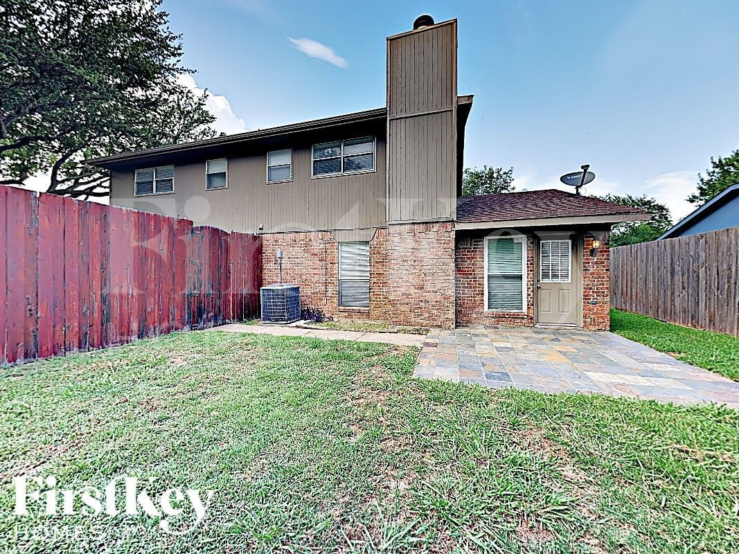 Building Photo - 3000 Laurel Ln