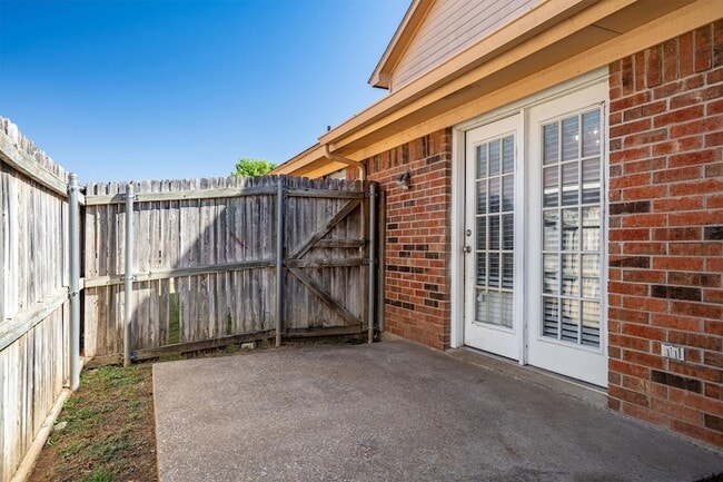 Building Photo - 324 Nita Ln