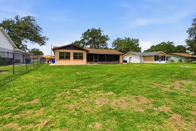 Building Photo - Charming 2/2 Spacious Home with/ 1 Car Garage in St. Cloud Close to the Lakefront Park