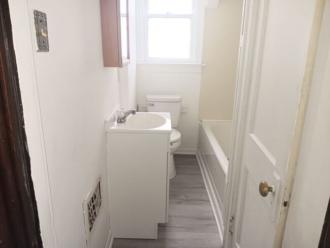 Building Photo - 414 S 10th St