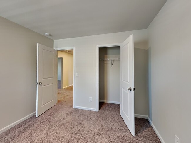 Building Photo - Located in desirable Ashton Lakes neigComi...