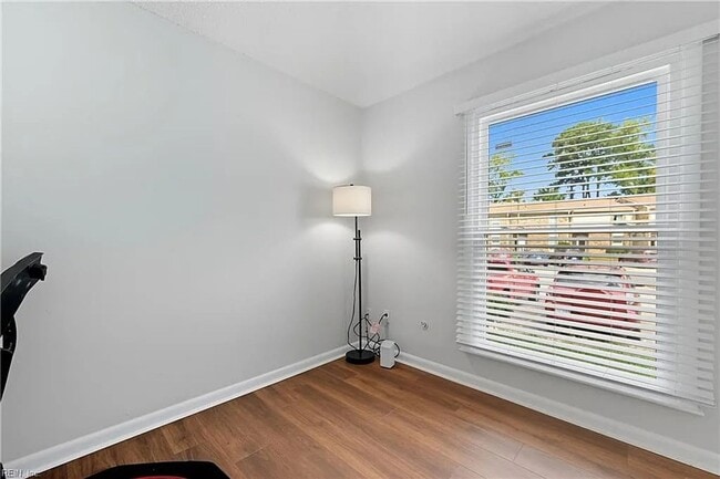 Building Photo - Updated 3BR Townhome — Assigned Parking, HOA Included, Military Welcome. Move in by March 31st an...