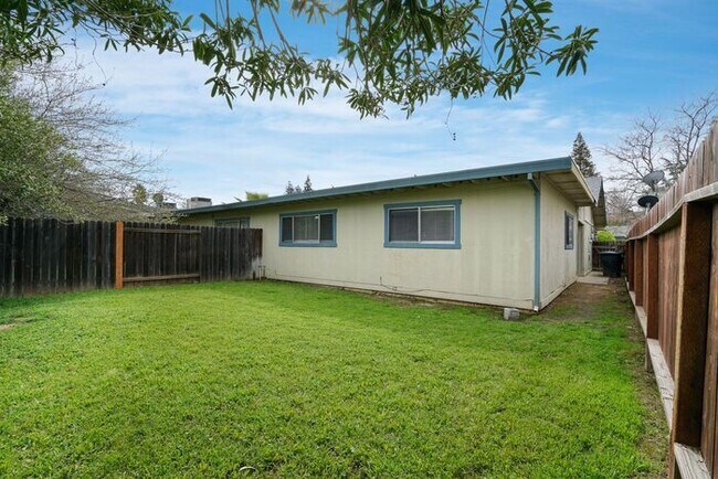 Building Photo - Beautiful duplex locate in Sacramento!