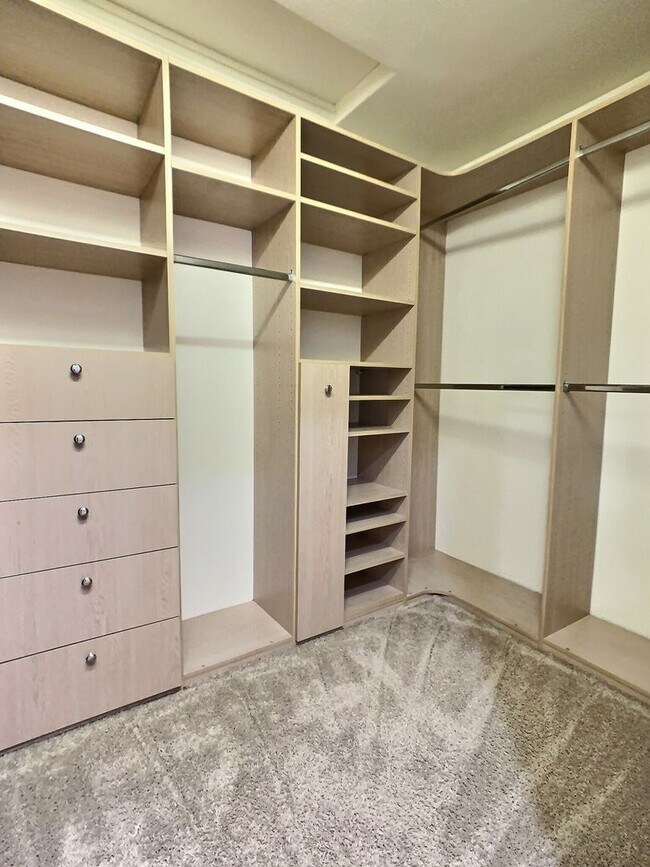 Building Photo - Paseo Plaza Condo For Rent in the Heart of...
