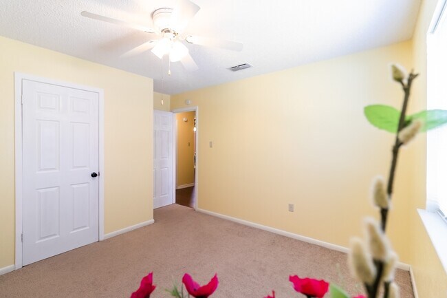Building Photo - Charming 3 bedroom 2 bath home available soon!!