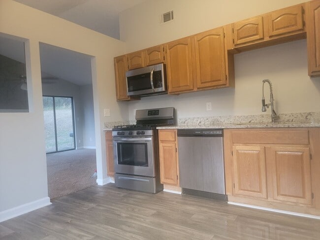 Building Photo - Super cute updated ranch! - Walk to Keningston Train Station - Self-Showings Available.