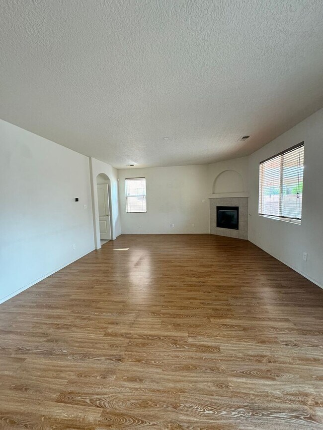 Building Photo - 4 bed 2.5 bath home in Huning Ranch