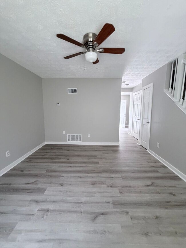 Building Photo - Newly Renovated 2-Bedroom Townhouse in a Prime Location!