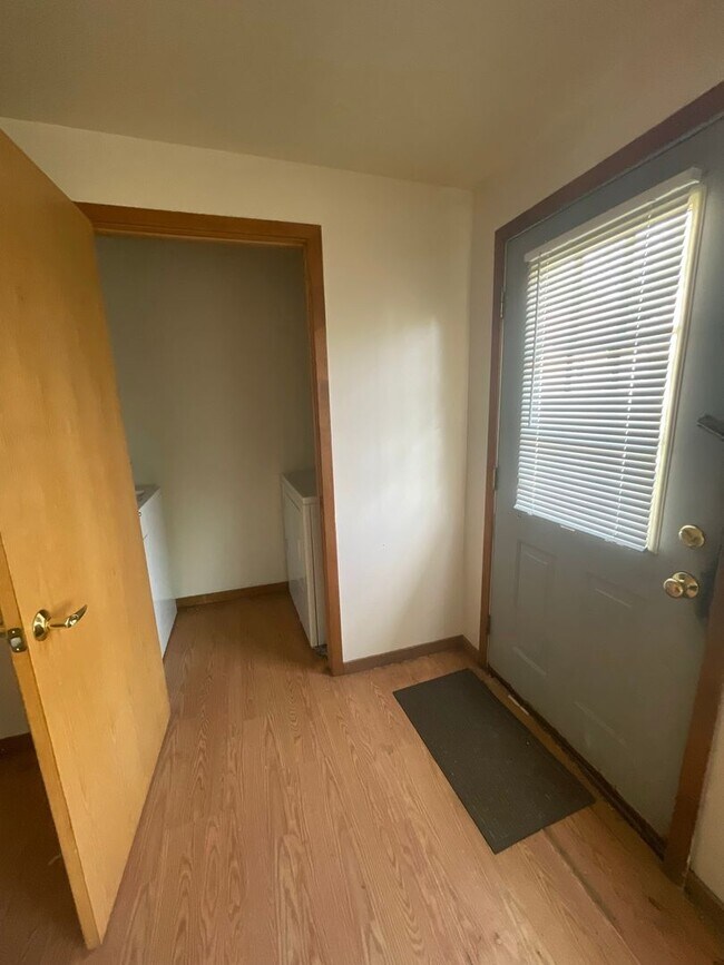 Building Photo - 926 Sylvan Ave