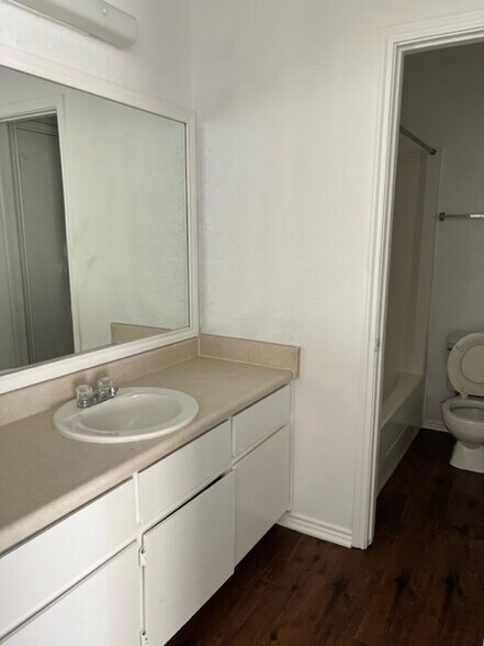 Building Photo - 1007 Spring Loop