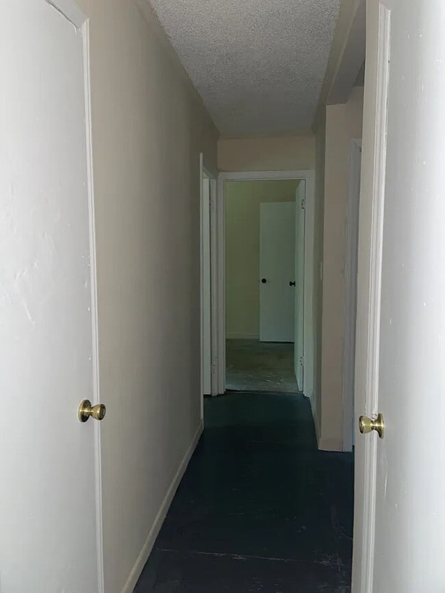 Building Photo - 3 Bedroom 1 Bathroom