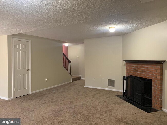 Building Photo - 3027 Mozart Dr