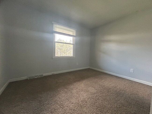 Building Photo - Large 4 bedroom 3 bathroom house in the he...
