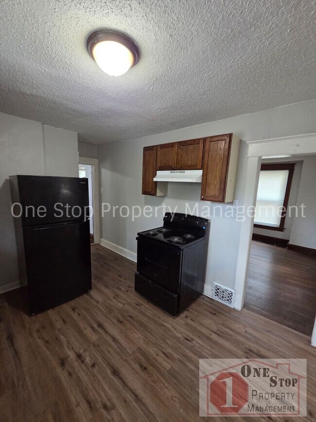 Building Photo - Spacious 3 bedroom/ 2 bathroom in Kansas City!