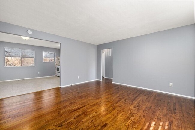 Building Photo - 2 Bedroom, 1 Bath Apartment